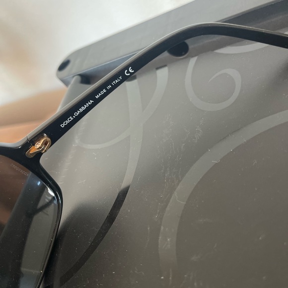 Dolce gabbana never worn sunglasses with case - Picture 2 of 3